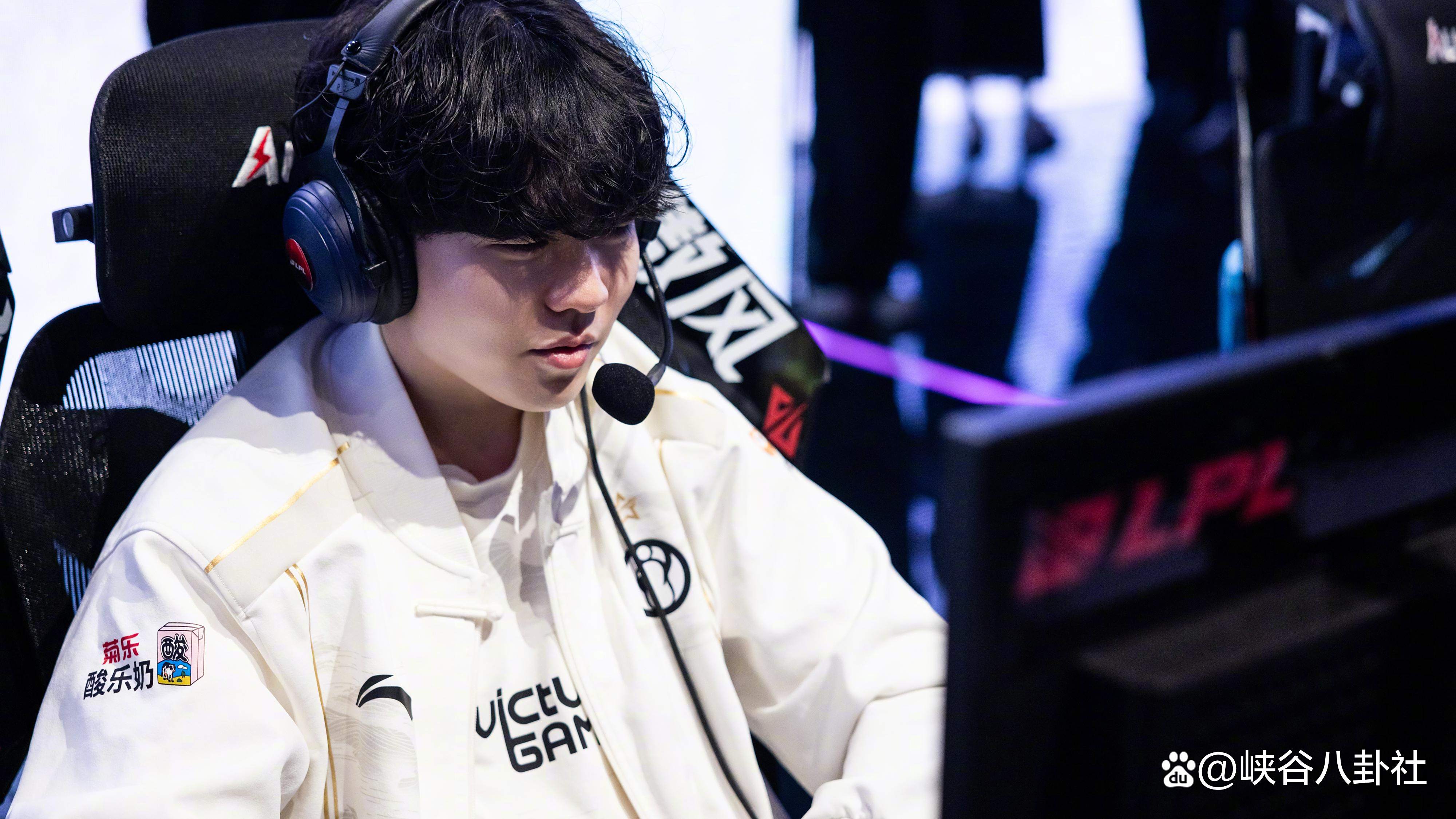 Rookie迎来三赛季出色发挥，FPX观众热烈欢呼！