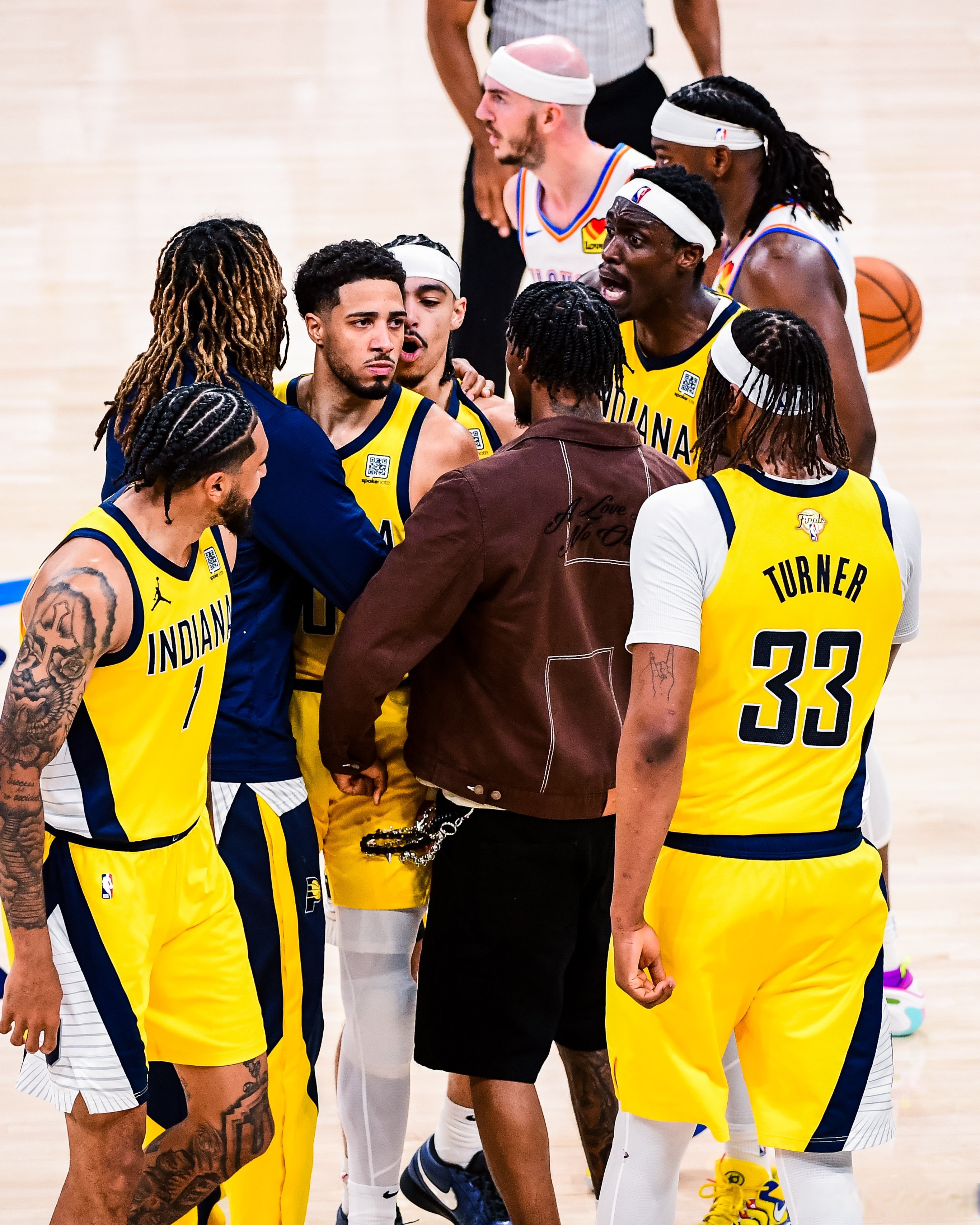 关于印第安纳步行者训练开放日；赛后复出首秀引欢呼；欧联在即；资深球员宣示担当的信息